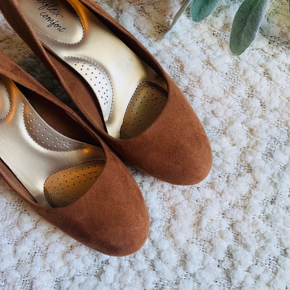 SOLD!! ✨•Suede heels• - Picture 2 of 8